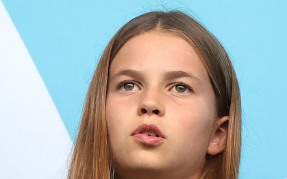 Bức ảnh sinh nhật 9 tuổi của Công chúa Charlotte gây bão: Chỉ một dáng đứng "thương hiệu" đã lộ rõ khí chất bản sao hoàn hảo của bố William