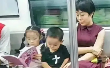 Nhiều năm sau, người ta vẫn sẽ còn bàn tán mãi về 2 bức ảnh này!