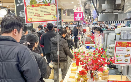 Quầy hàng trong siêu thị Aeon Mall được nhiều người quan tâm