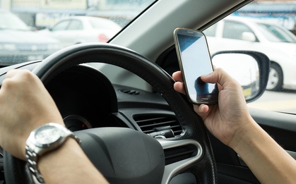 Cấm tuyệt đối cầm điện thoại khi lái xe: Không cần nhắn tin, chỉ cần trên tay là bị phạt