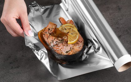 Tác hại không ngờ của việc dùng giấy bạc gói thức ăn thừa