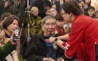 Nhạc sĩ Phạm Tuyên bước sang tuổi 97 gần như không thể nói, chỉ giao tiếp bằng mắt