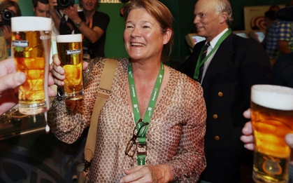 Ái nữ độc nhất nhà Heineken: Từ bà nội trợ nhút nhát, né tránh việc thừa kế bằng được đến nữ vương đế chế bia 15 tỷ USD
