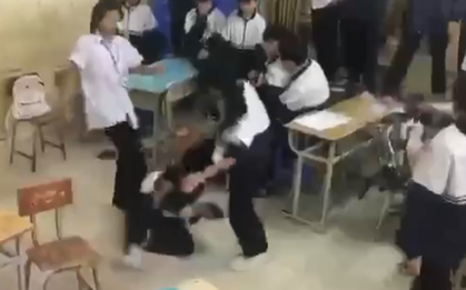 Phẫn nộ clip nữ sinh lớp 7 bị đánh "hội đồng" ngay trên lớp học