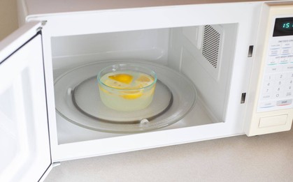 90% người chưa biết bí quyết làm sạch lò vi sóng chỉ với 1 trái chanh