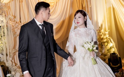 Ảnh cưới nét căng của thủ môn U23 Việt Nam và vợ thạc sĩ