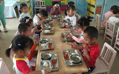 Cô giáo đăng bức ảnh bữa ăn trưa lên nhóm chat, phụ huynh sốc, làm lớn chuyện!