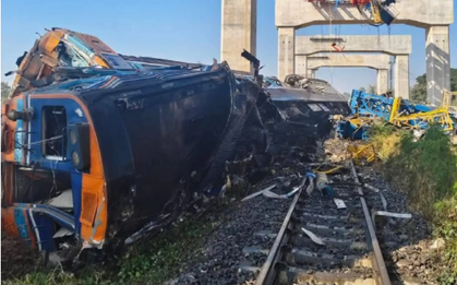 Thái Lan: Cần cẩu đổ sập xuống đoàn tàu đang chạy, ít nhất 22 người thiệt mạng