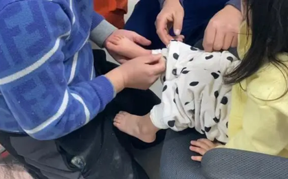 Hoảng hốt phát hiện đôi chân trẻ nhỏ thò ra từ trần nhà, gia đình lập tức báo cảnh sát