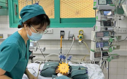 Chạy đua từng giờ cứu bé nhiễm virus nguy kịch