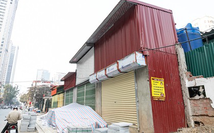 Cận cảnh loạt nhà 'siêu mỏng, siêu méo' trên đường đang mở rộng ở Hà Nội