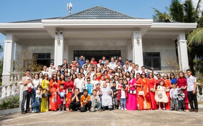 Bộ ảnh đại gia đình Gia Lai gần 100 người gây sốt vì được chụp đều đặn 22 năm