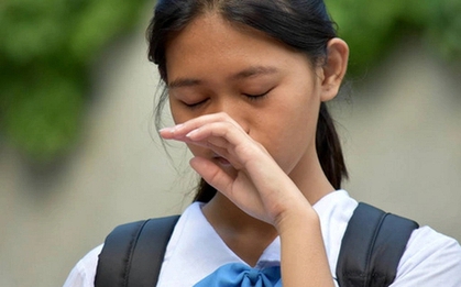 Tài khoản của nữ sinh tháng nào cũng nhận tiền từ một người đàn ông lạ: 4 năm sau sự thật mẹ cô "lặng người" bật khóc