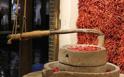 Du lịch Trung Quốc, khách Việt toát mồ hôi khi bước vào tiệm đặc sản bên đường: "Không ngờ người ta dùng ớt để làm điều này"