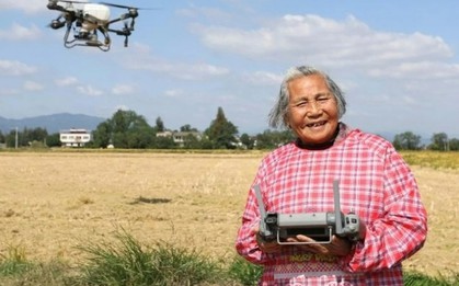 'Bà cụ siêu ngầu' U90 nổi tiếng nhờ lái drone bón phân và bán nông sản online