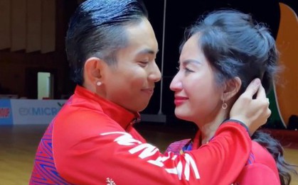 Khánh Thi nhiều lần bị bắt gặp "nhìn lén" Phan Hiển và bạn nhảy, lặng lẽ rơi nước mắt vì chạnh lòng