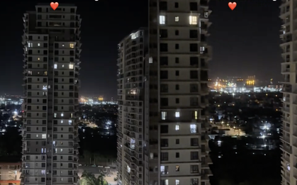 Cảnh tượng các toà chung cư sau chiến thắng của U23 Việt Nam khiến vị khách ngoại quốc ngơ ngác