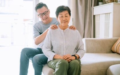 Lương hưu 41 triệu đồng, cụ bà cho con trai 37 triệu/ tháng lại bị con dâu phản đối: “Xin mẹ đừng đưa nhiều tiền nữa”