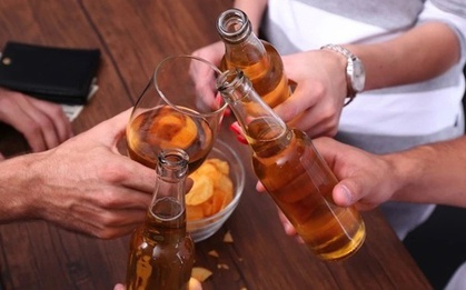 Cuối năm nhậu nhẹt dồn dập, bác sĩ lên tiếng cảnh báo nguy cơ ngộ độc rượu