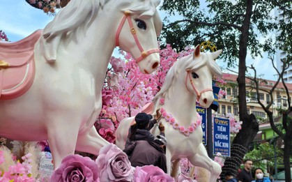 Cận cảnh cặp linh vật ngựa hồng gây sốt ở Nha Trang