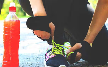 Có nên uống nước tăng lực trước hoặc trong lúc tập luyện?
