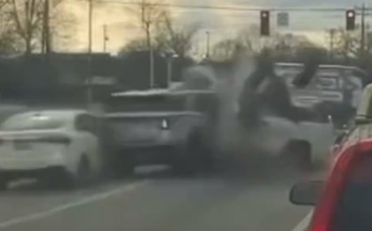 Đạp nhầm chân ga, nữ tài xế tông trúng 3 ô tô đang dừng đèn đỏ