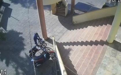 CLIP: Người phụ nữ báo công an bị trộm 800 tờ vé số và thẻ cào trúng thưởng