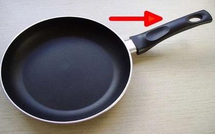 90% người dùng không biết công dụng của chiếc lỗ nhỏ trên chảo bếp