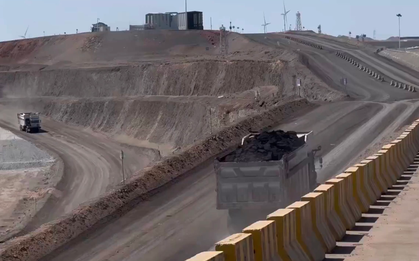 Phát hiện 91 xe tải Trung Quốc âm thầm chở 100 tấn hàng, di chuyển sát nhau, hoạt động xuyên đêm không cần ánh sáng ở mỏ lộ thiên với hơn 3 tỷ tấn kho báu