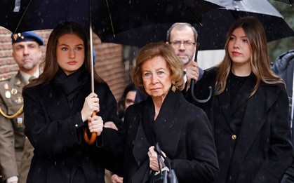 Hai nàng công chúa Tây Ban Nha gây xúc động khi làm "điểm tựa" cho bà nội