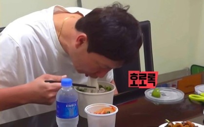 HLV Kim Sang-sik ăn sáng với Phở kèm kim chi