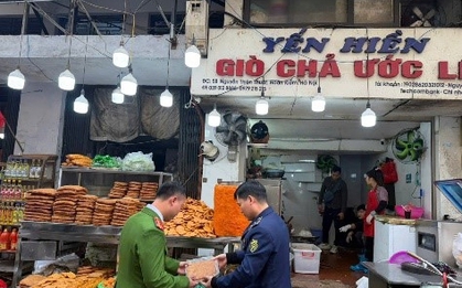 Rùng mình: Phát hiện cơ sở giò chả ở phố cổ Hà Nội dùng chất cấm, tuồn ra thị trường 300 tấn suốt 3 năm