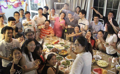 Đi họp lớp sau 15 năm, người lái BMW, Mercedes được xếp ngồi riêng, tôi bị ra rìa: Về đến nhà, nhận được tin nhắn 38 chữ quá sốc