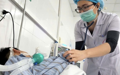 Chó cắn vào ngón tay, bé trai nguy kịch sau một tháng