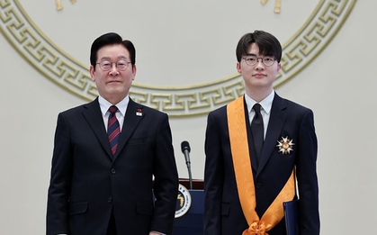 Tổng thống Hàn Quốc trao Huân chương Rồng Xanh cho Faker