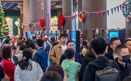 Đông nghịt khách tham quan vịnh Hạ Long