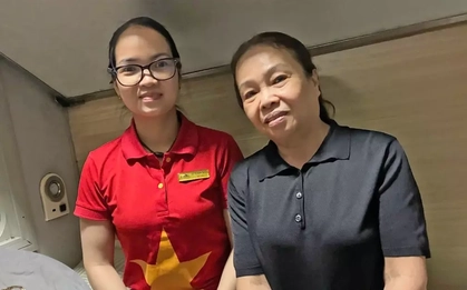 Khách đi tàu đãng trí vứt bỏ cả gói vàng vào thùng rác