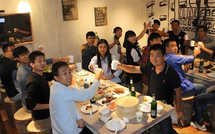 Đi họp lớp, người bạn nghèo nhất đeo vàng kín người, sự thật được tiết lộ khiến tất cả ngỡ ngàng