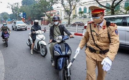 Cứ hồn nhiên làm điều này khi đi xe máy, nhiều người không hay biết có thể bị phạt tới 14 triệu đồng