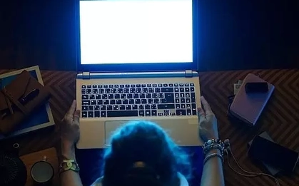 Ánh sáng xanh đang bào mòn làn da như thế nào?