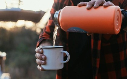 Sốc: Dùng bình giữ nhiệt để uống cà phê nóng, người đàn ông tử vong vì nhiễm độc chì