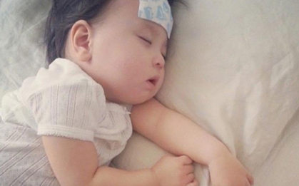 Trẻ 1 tuổi sốt cao, phụ huynh làm 1 việc khiến nhịp tim tăng vọt, hôn mê nặng, khẩn cấp đưa vào ICU