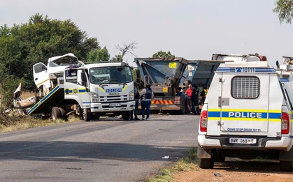 Xe buýt chở học sinh gặp tai nạn nghiêm trọng trên đường đến trường, ít nhất 11 nạn nhân thiệt mạng