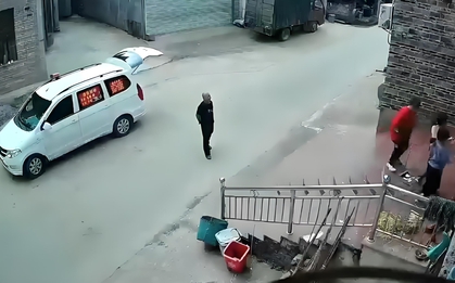 Xem xong cảnh này, ai còn dám chủ quan khi để trẻ con chơi trước cửa nhà?