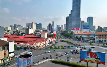 Các biểu tượng ở trung tâm TP.HCM 'khoác áo mới' đón Tết