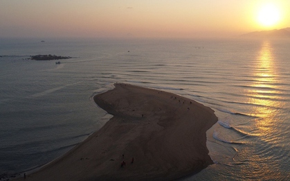 Cồn cát lạ xuất hiện ở cửa biển Nha Trang thu hút du khách tham quan