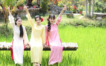 Thiếu nữ nô nức chụp ảnh Tết ở Bảo tàng Áo dài