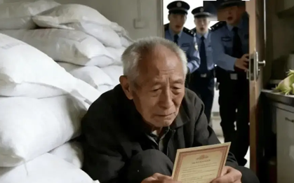 Cụ ông sống một mình mua 900 gói muối trong 3 tháng, cảnh sát phá cửa xông vào thì gặp cảnh sững người