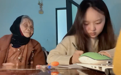 Clip bà nội ngồi bên cả buổi ngắm cháu học bài khiến dân mạng rưng rưng