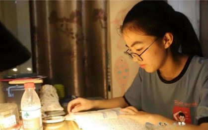 Tài khoản nhận được số tiền "bí ẩn" mỗi tháng, cô gái sốc khi biết người gửi